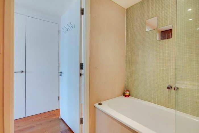 1 Bedroom Flat For Sale In New Providence Wharf, Fairmount Avenue, London, E14