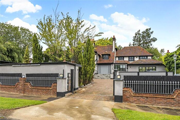 3 Bedroom Flat To Rent In Beech Hill Avenue, Hadley Wood, Hertfordshire, EN4