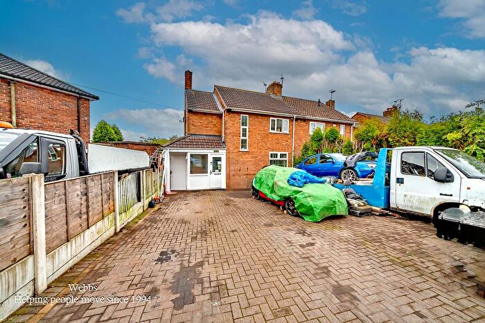 3 Bedroom Semi-detached House For Sale In Hawthorn Road, Shelfield, Walsall, WS4