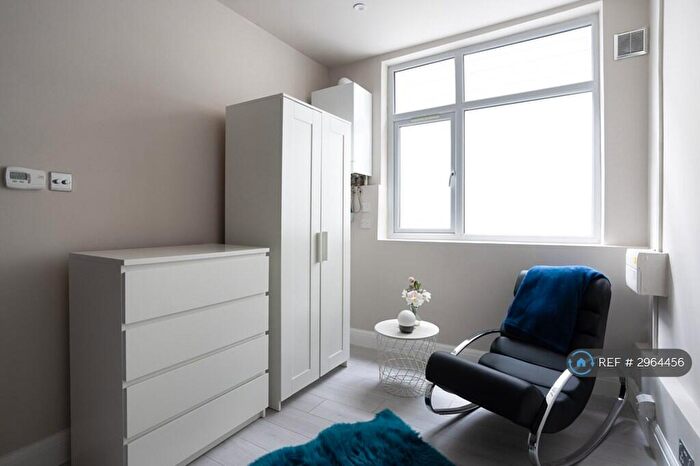 Studio To Rent In Kingsland Road, London, E2