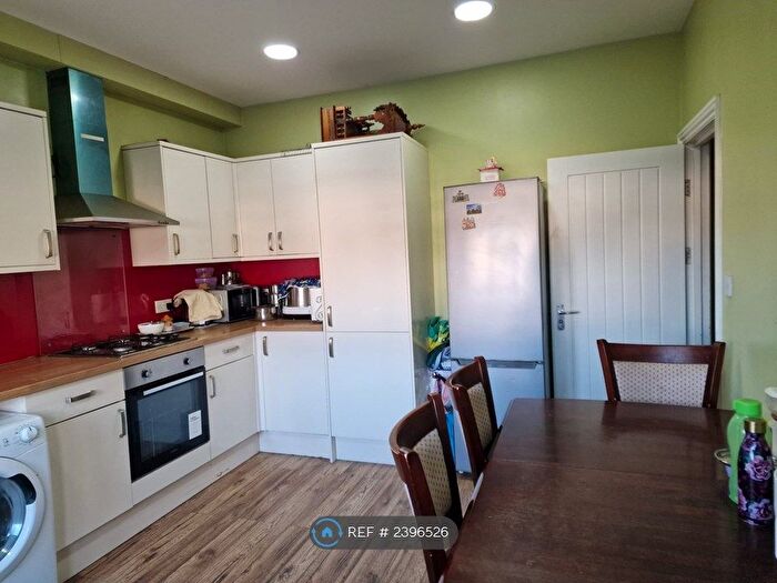 2 Bedroom Flat To Rent In Grove Road, Romford, RM6