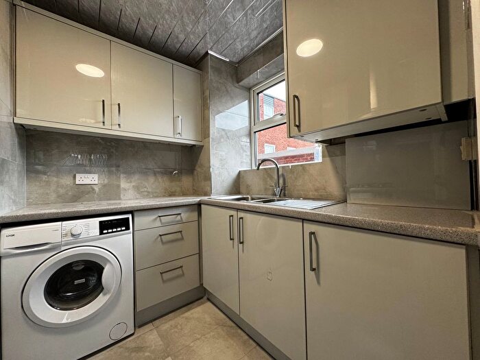 2 Bedroom Flat For Sale In Montagu Court, Leeds, LS8