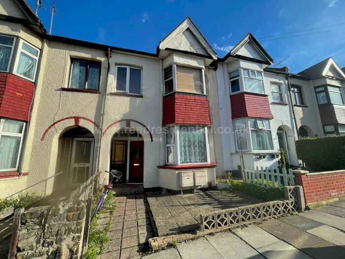 1 Bedroom Apartment To Rent In Westcliff Park Drive, Westcliff On Sea, SS0