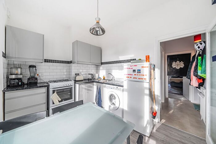 1 Bedroom Flat To Rent In Lakeside Road, London, W14