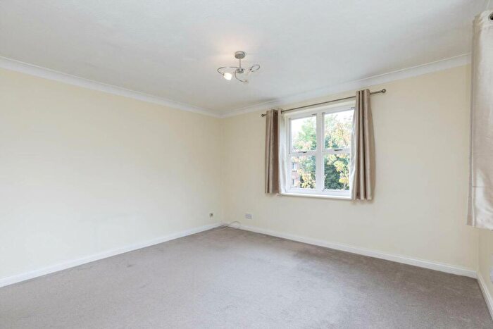 2 Bedroom Flat For Sale In Greenacres, North Parade, RH12