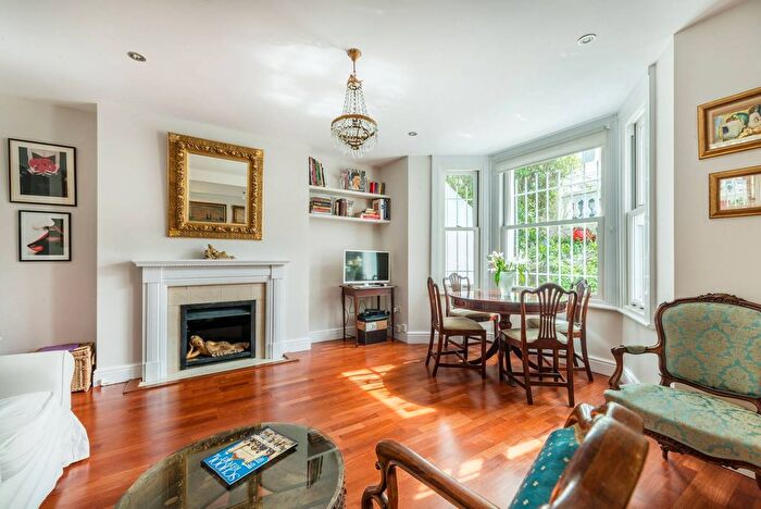 2 Bedroom Flat To Rent In Campden Grove, Kensington, London, W8