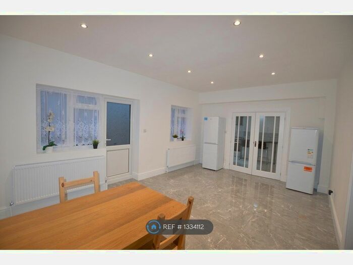 6 Bedroom Semi-Detached House To Rent In Vicarage Road, London, N17