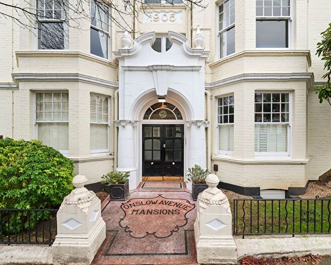 2 Bedroom Flat For Sale In Onslow Avenue, Richmond, TW10