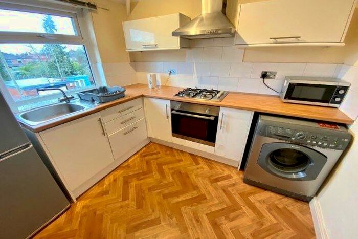 1 Bedroom Flat To Rent In Parrs Wood Road, Manchester, M20