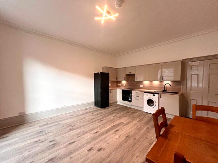 2 Bedroom Flat To Rent In A Queen Street Stirling, FK8