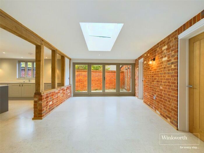 5 Bedroom Detached House For Sale In Islandstone Lane, Hurst, Reading, Berkshire, RG10