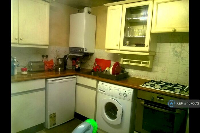 1 Bedroom Flat To Rent In Armitage Road, Huddersfield, HD4