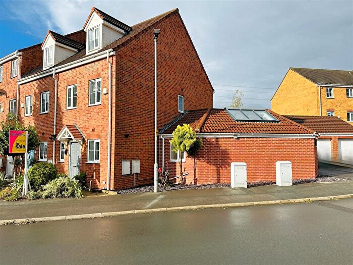 3 Bedroom Town House For Sale In Springfield Avenue, Lofthouse, Wakefield, WF3
