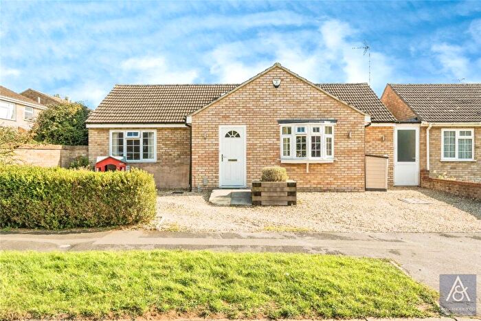 3 Bedroom Bungalow For Sale In Badgers Way, Buckingham, Buckinghamshire, MK18