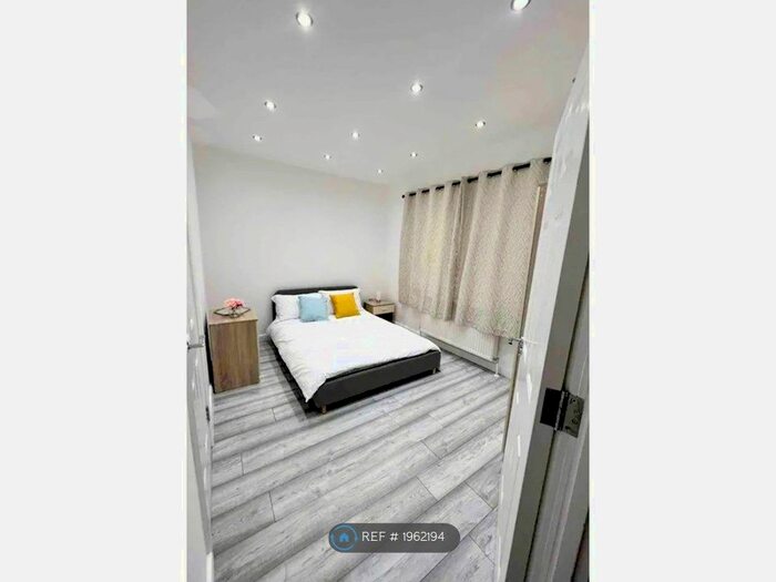 2 Bedroom Maisonette To Rent In The Roundway, London, N17