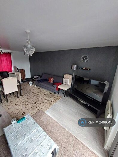 2 Bedroom Flat To Rent In Signal Drive, Manchester, M40