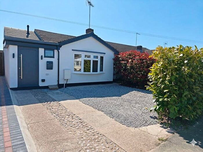 5 Bedroom Semi-Detached Bungalow For Sale In St. Davids Way, Wickford, SS11