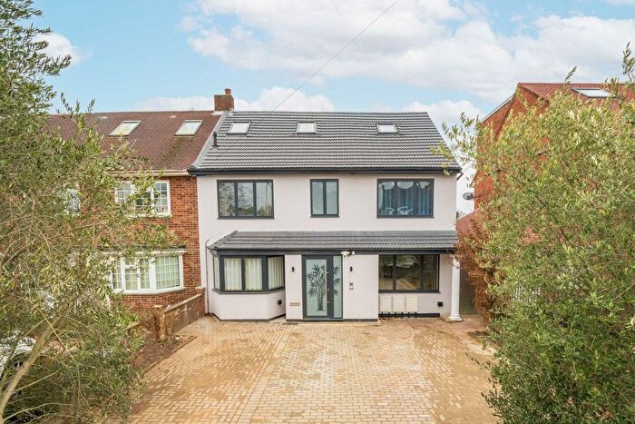 3 Bedroom Flat To Rent In Mayfield Road, Acton, W3