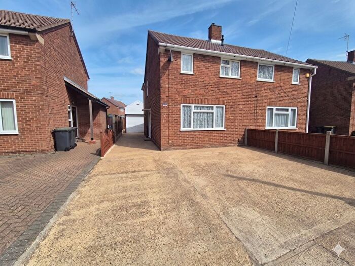 3 Bedroom Semi Detached House For Sale In Lalleford Road, Luton, Bedfordshire, LU2