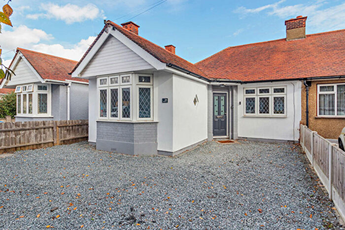 2 Bedroom Semi-Detached Bungalow For Sale In Lyndale Avenue, Southend-on-sea, SS2