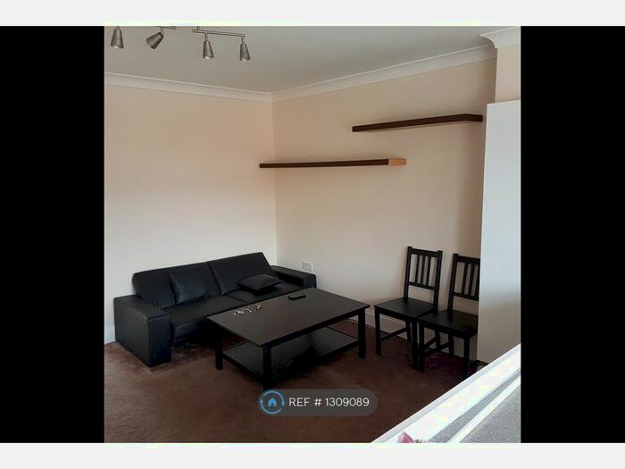 2 Bedroom Flat To Rent In Darkes Lane, Potters Bar EN6