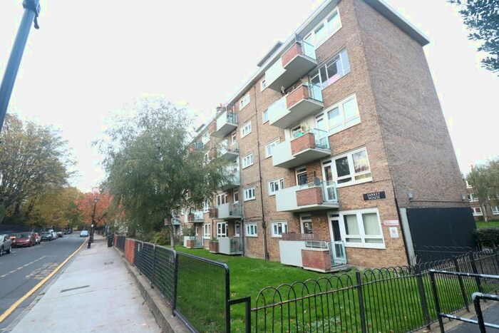 3 Bedroom Flat To Rent In St James's Avenue, Bethnal Green, E2