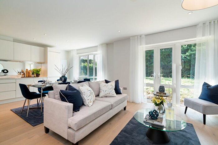 1 Bedroom Flat For Sale In Packhorse Road, Gerrards Cross, Buckinghamshire, SL9