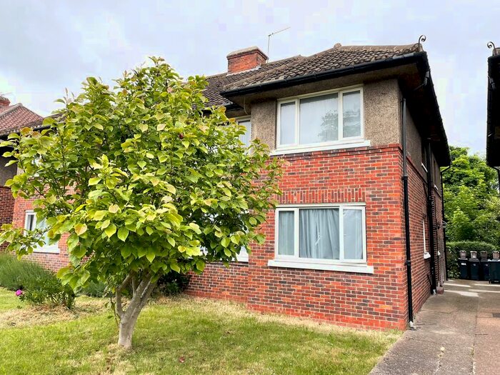 2 Bedroom Flat To Rent In Surbiton Hill Park, Surrey, KT5