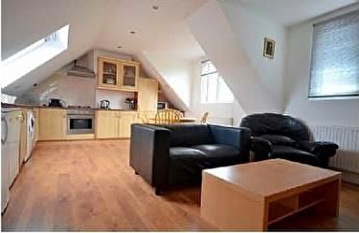 2 Bedroom Flat To Rent In North Crescent, Finchley Central, London, N3
