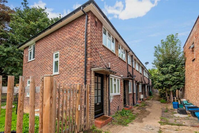 1 Bedroom Flat To Rent In The Greenways, South Western Road, St Margarets, Twickenham, TW1