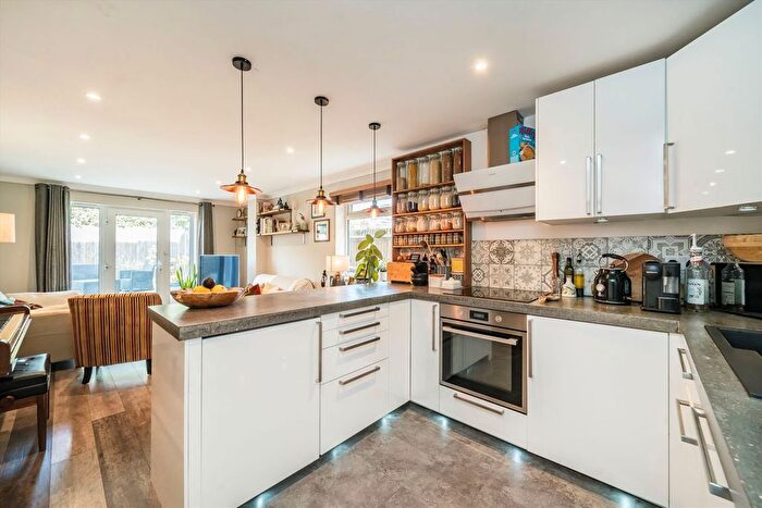 3 Bedroom Flat For Sale In Elmhurst Avenue, Tooting, CR4