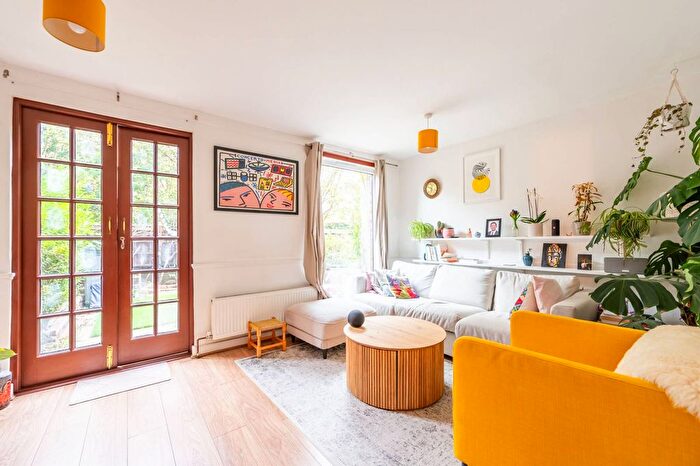 2 Bedroom Maisonette To Rent In Grove Road, Bow, London, E3