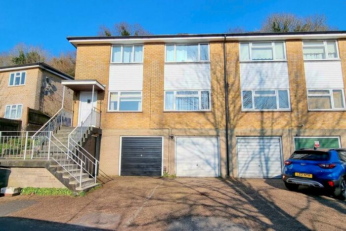 2 Bedroom Ground Maisonette To Rent In Bedroom Ground Floor Maisonette In Caterham Valley, CR3