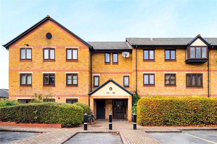2 Bedroom Flat For Sale In Riverside Close, London, E5