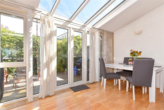 3 Bedroom Link Detached House For Sale In Park Lane, Greenhithe, Kent, DA9