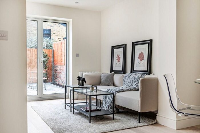2 Bedroom Flat For Sale In Mallinson Road, Battersea, London, SW11