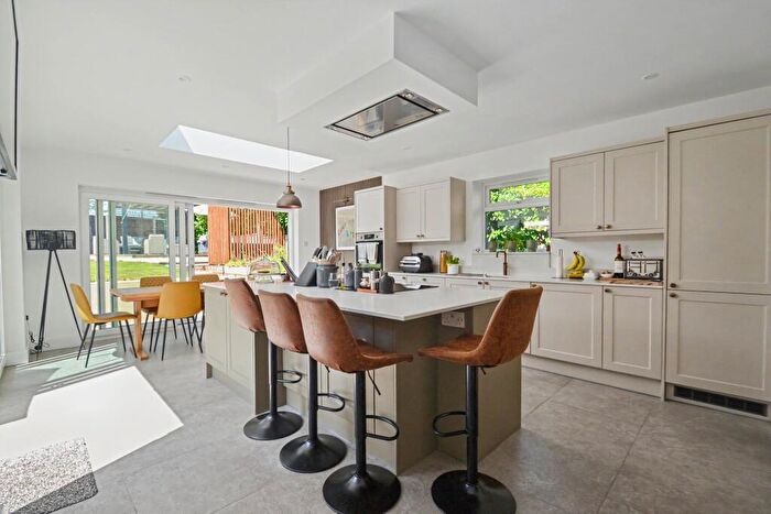 5 Bedroom Detached House For Sale In Broadstone, BH18 - Photo 2