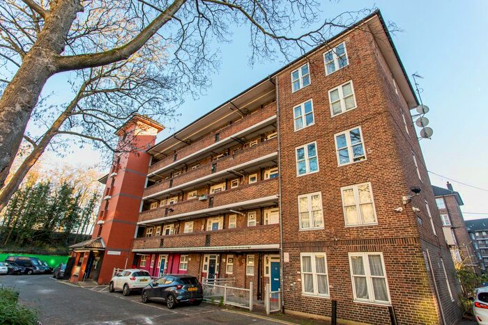 3 Bedroom Flat To Rent In Amhurst Road, London, E8