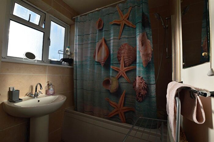 1 Bedroom Flat For Sale In Lancaster Avenue, Farnham Royal, Slough, SL2