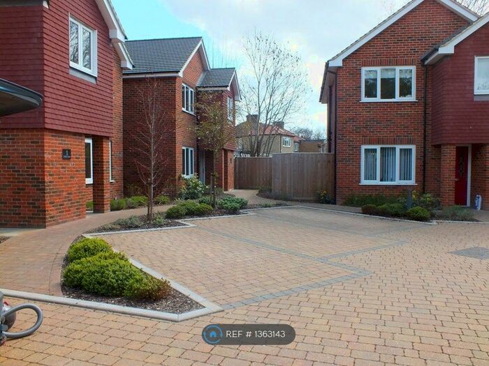 3 Bedroom Detached House To Rent In Holly Close, St. Albans, AL1