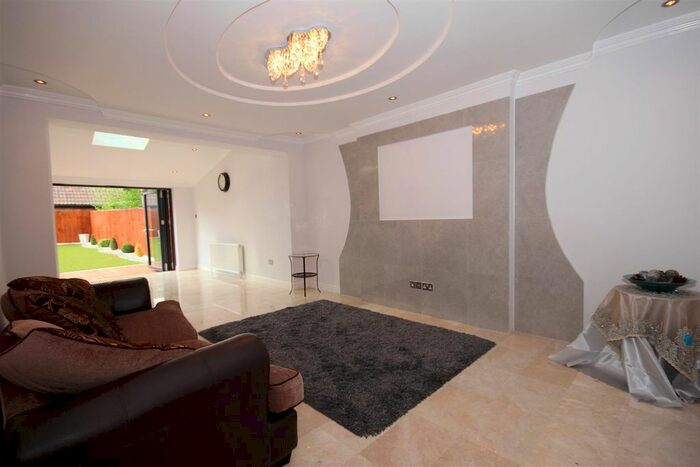 4 Bedroom Semi-Detached House To Rent In Vyner Road, Acton, W3