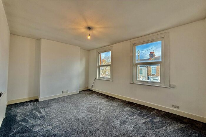 1 Bedroom Flat To Rent In Shakespeare Drive, Westcliff-on-Sea, SS0