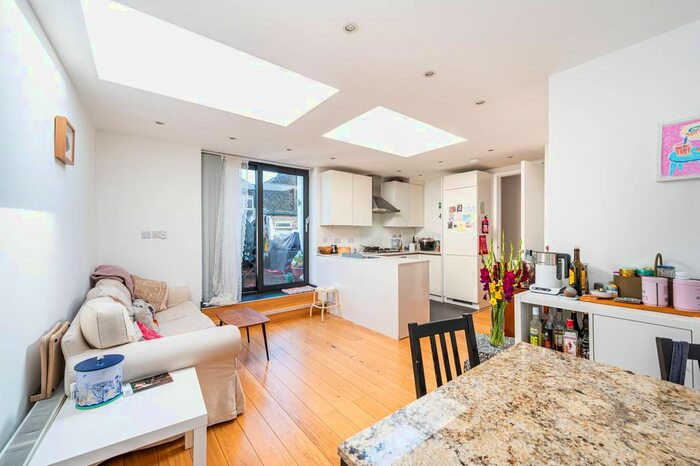 2 Bedroom Flat To Rent In Caledonian Road, Caledonian Road, London, N1