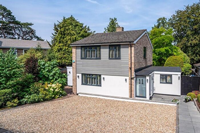 3 Bedroom House For Sale In Fern Close, Frimley, GU16