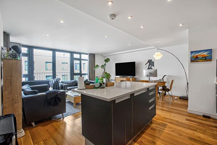 2 Bedroom Flat To Rent In Short Street, London, SE1