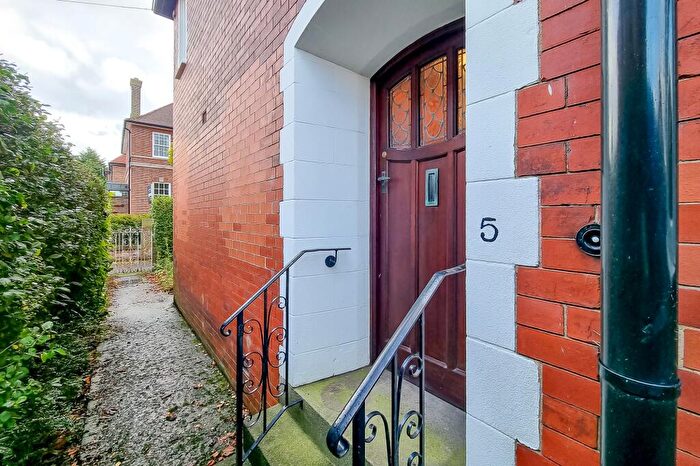 2 Bedroom Flat For Sale In Woodside Walk, Harrogate, HG1