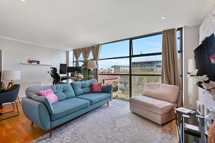 1 Bedroom Flat For Sale In Town Meadow, Brentford, TW8