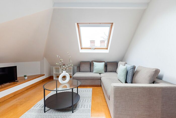 2 Bedroom Flat To Rent In Rosemont Road, London, W3