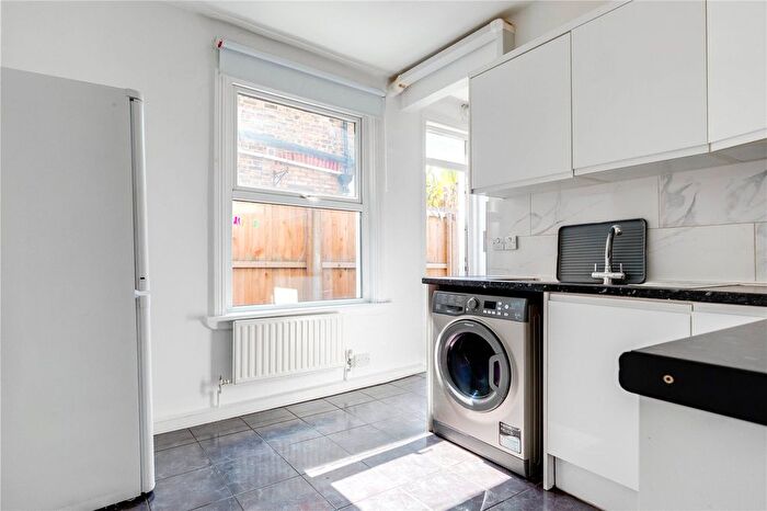 2 Bedroom Flat To Rent In Nutwell Street, London, SW17