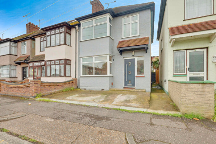 3 Bedroom Semi-Detached House To Rent In Beresford Road, Southend-on-sea, SS1